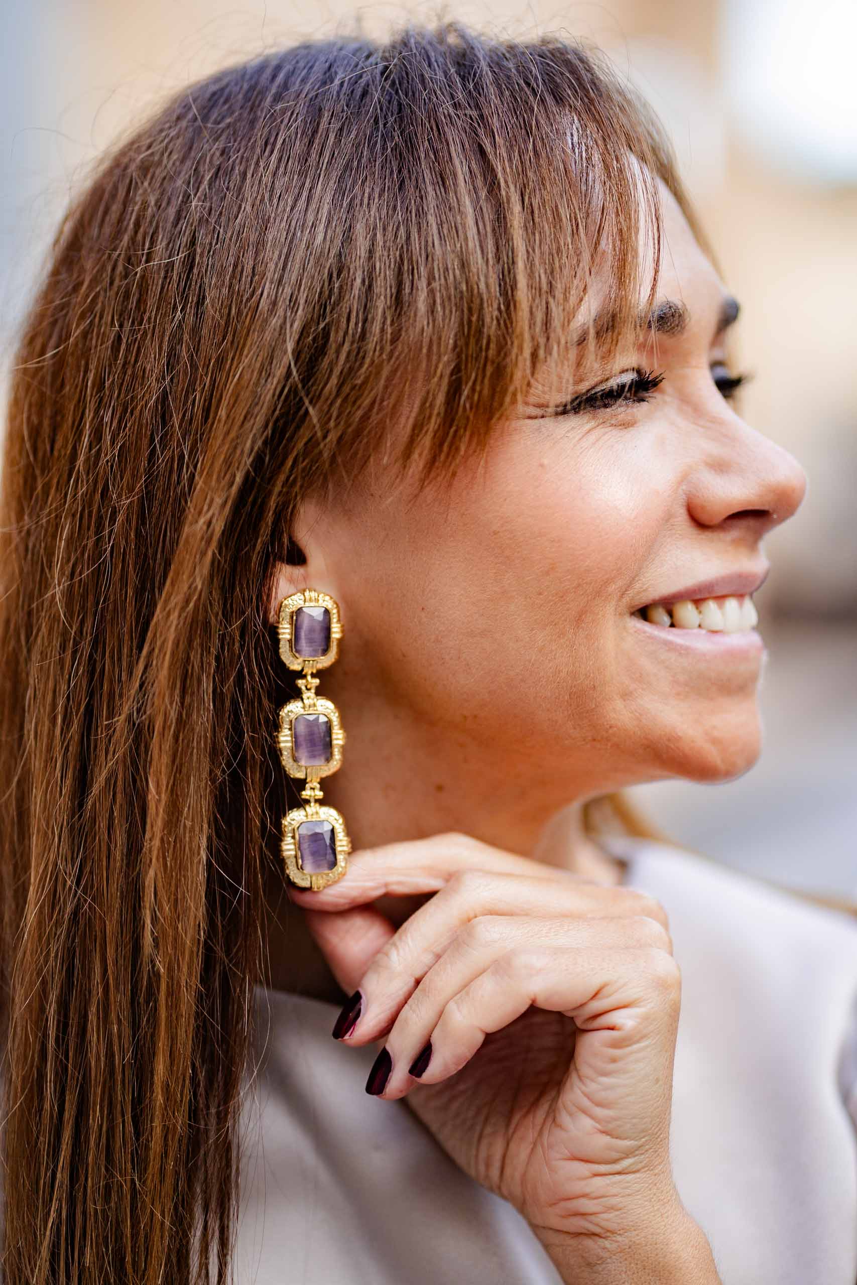 Pendientes de filigrana de latón chapado en oro que constan de tres ópalos de forma cuadrada