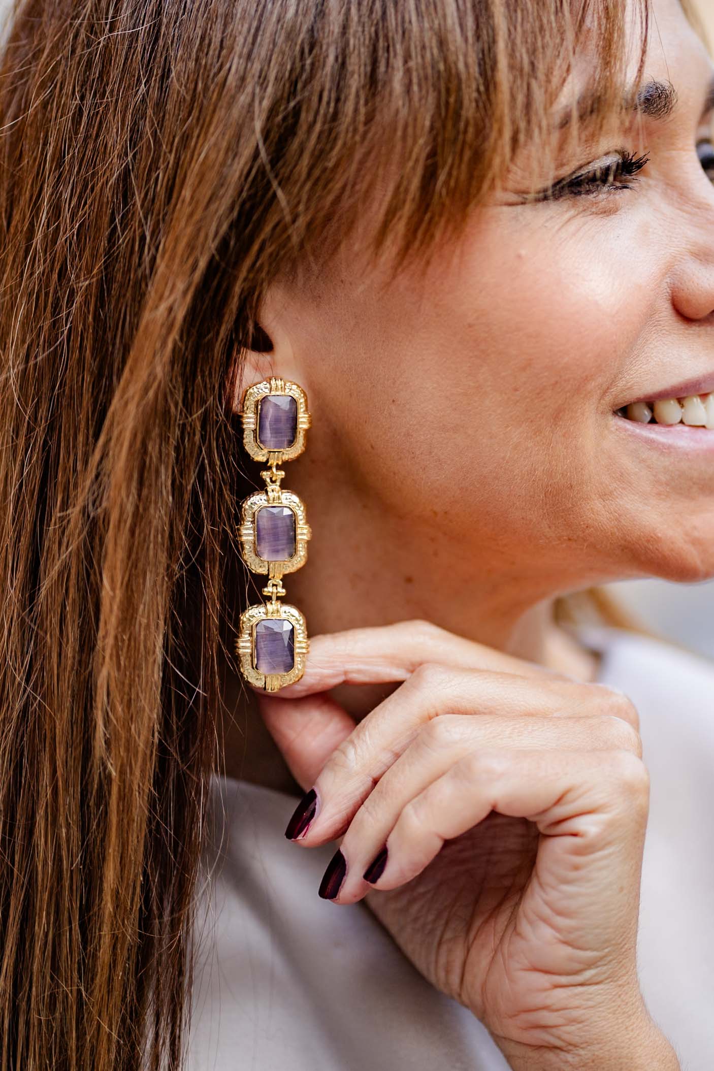 Pendientes de filigrana de latón chapado en oro que constan de tres ópalos de forma cuadrada y engarzados en latón de dos elegantes colores