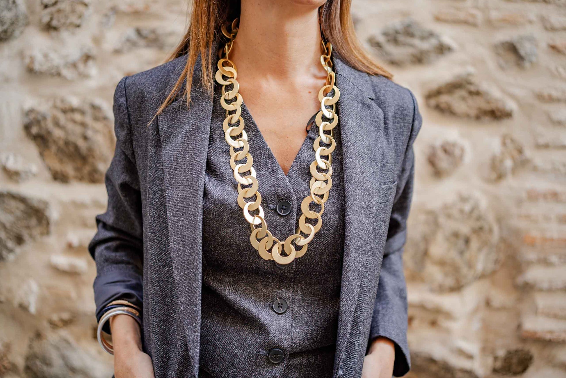 Collar espectacular de latón chapado en oro muy ligero y favorecedor.
